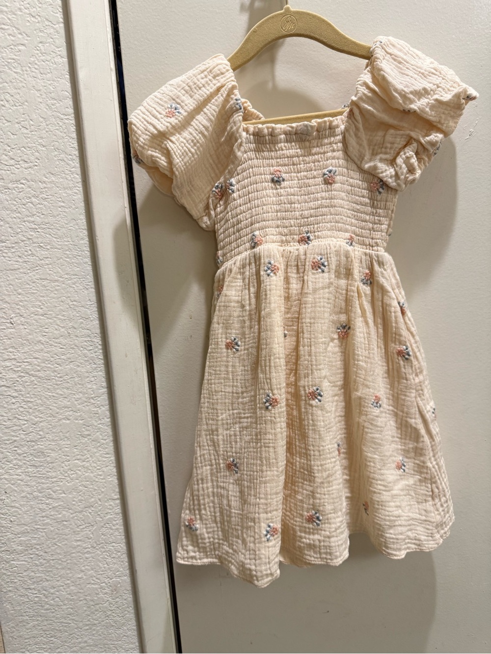 Girls Ivy City Co Cream Smocked Puff-Sleeve Dress with Floral Embroidery 4/5